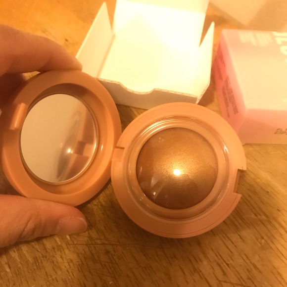 Kaja Mochi Glow Bouncy Blendable Highlighter - Picture 2 of 3